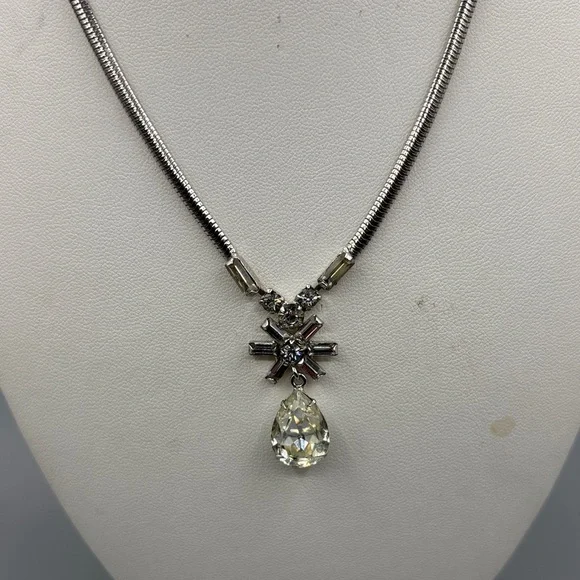 Gorgeous Vintage Leo Glass Crystal Necklace JP277 - Picture 1 of 8